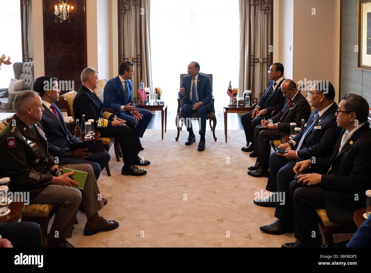 Verteidigungsminister Pete Hegseth trifft sich mit dem malaysischen Premierminister Anwar Ibrahim beim 22. Shangri-La Dialog in Singapur am 31. Mai 2025. (DOD-Foto von US Navy Petty Officer 1. Klasse Alexander Kubitza) Stockfoto