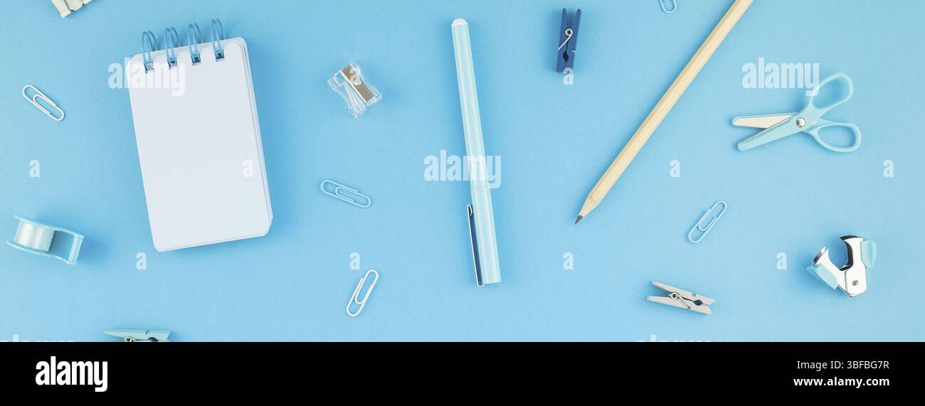 Ansicht von oben flach von Arbeitsbereich Schreibtisch gestalteten Design Schul- und Büromaterial mit Kopie Raum türkis blau Papier Hintergrund minimal Style. Lange Stockfoto
