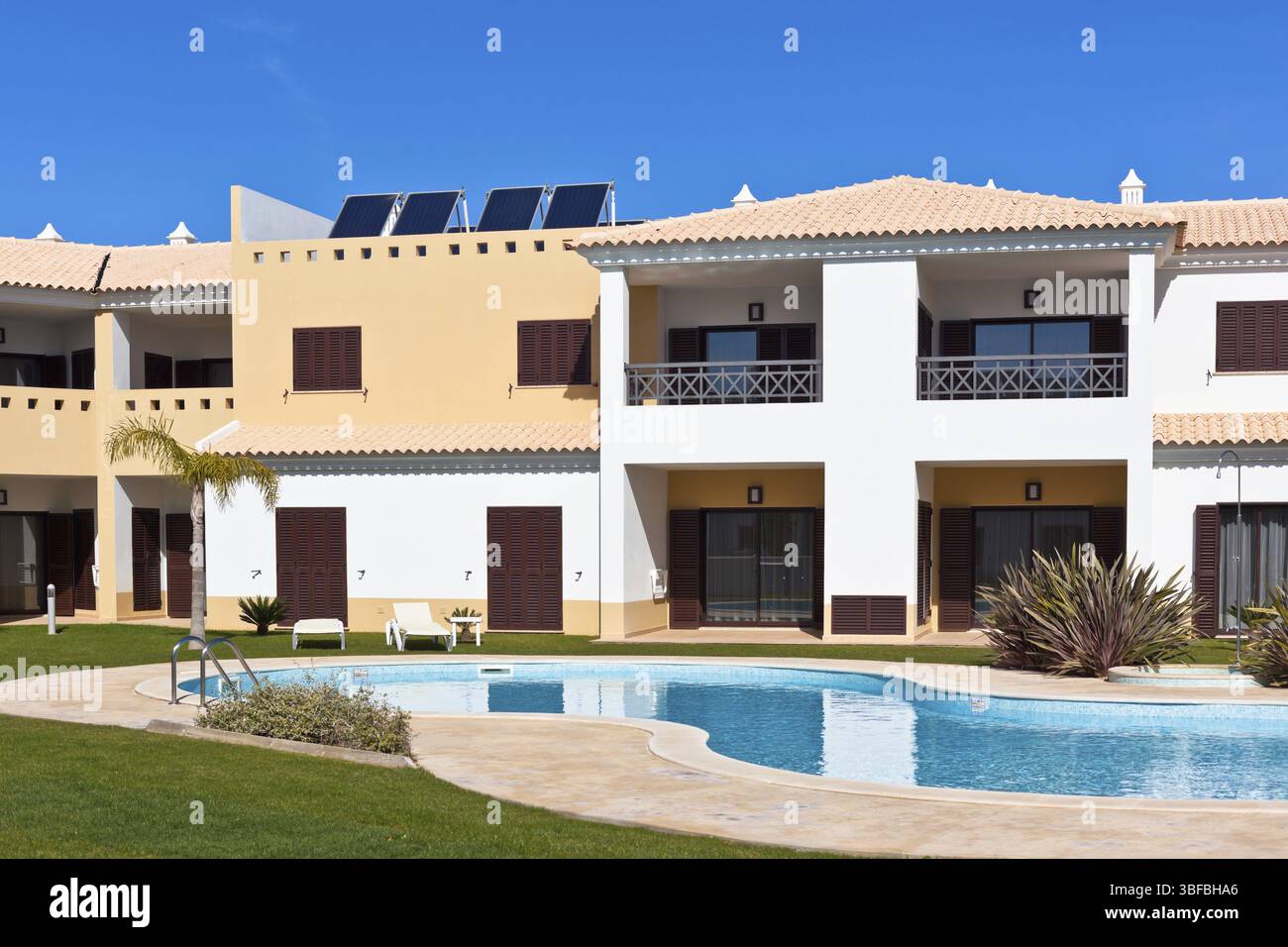 Appartement-Haus mit Swimmingpool. Horizontalen Schuss Stockfoto