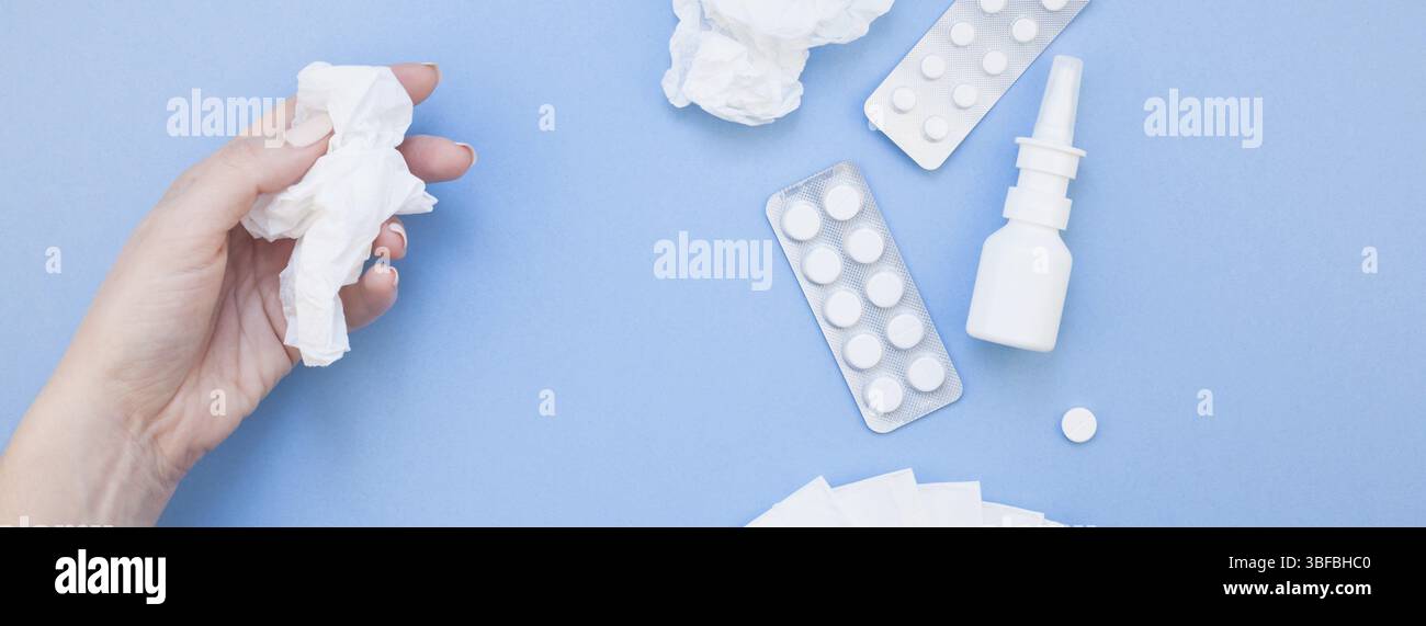 Kreative flach Konzept der saisonale Frühling Allergie mit Servietten, Pillen, Gesichtsmaske, Tropfen in einer Flasche und eine weibliche Hand mit Kopie Raum lange breite Verbot Stockfoto