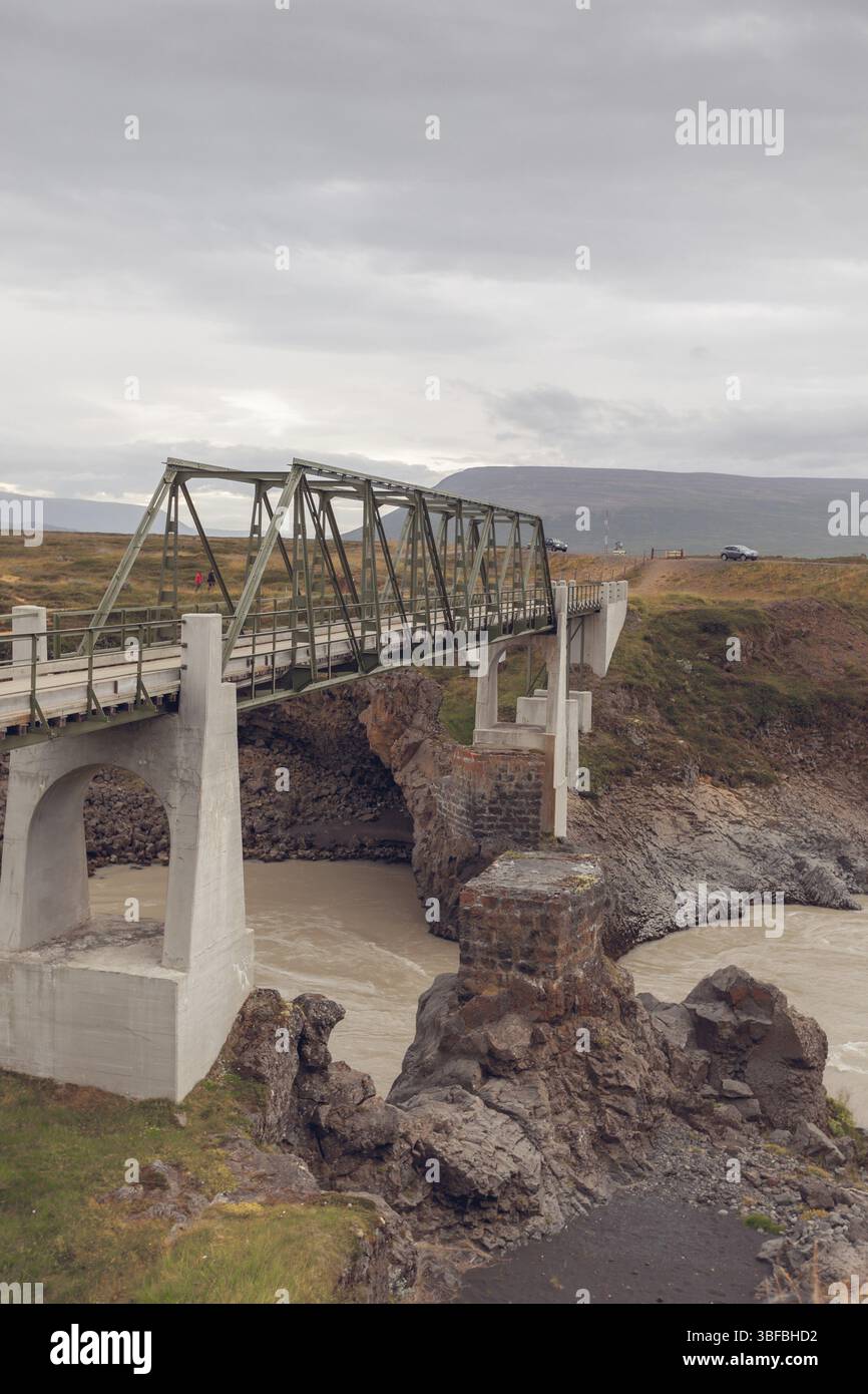 Brücke über den Skjalfandafljot Fluss in Island. Düsterer Bewölkung Stockfoto