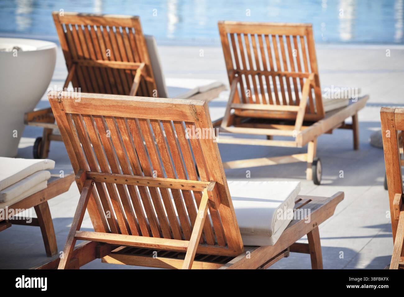 Hotel Pool Stühle. Horizontalen Schuss Stockfoto