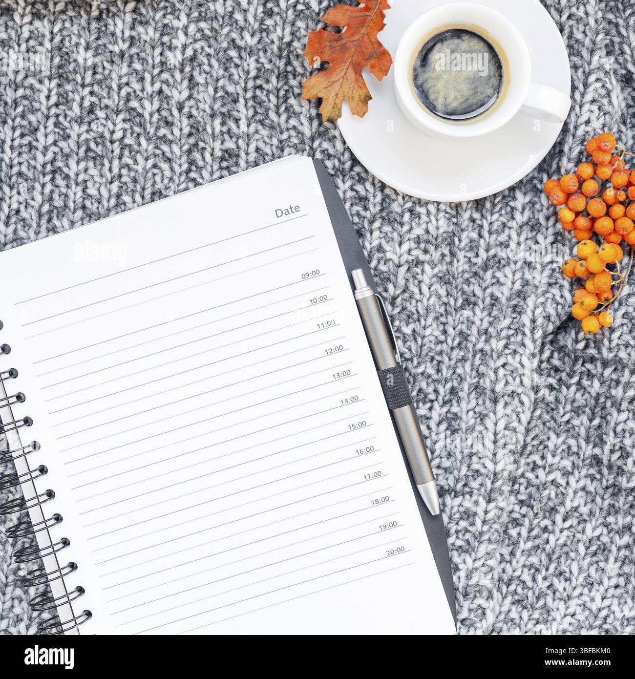 Kreative square Herbst flach overhead Draufsicht stilvolle Home Arbeitsbereich planner organizer Kaffeetasse gemütlichen grau gestrickt plaid Background Copy space. F Stockfoto