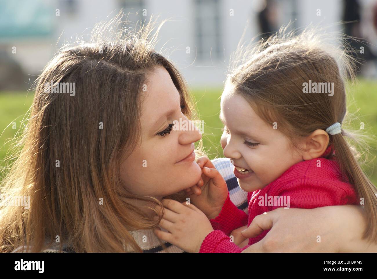 Mutter und Tochter haben Spaß auf der Wiese Stockfoto