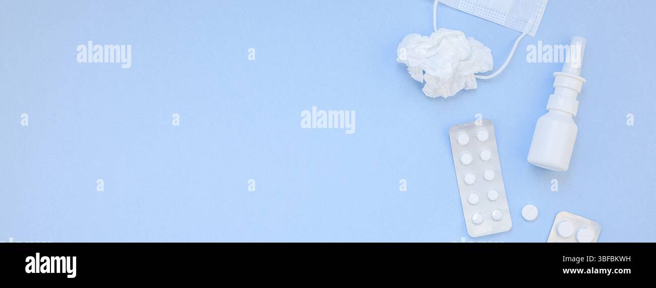 Kreative flach Konzept der saisonale Frühling Allergie mit Servietten, Pillen, Gesichtsmaske und Tropfen in einer Flasche mit Kopie Raum lange breite Banner minimal Sty Stockfoto
