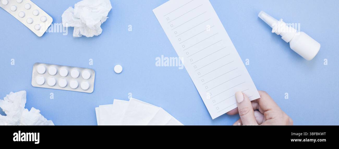 Kreative flach Konzept der saisonale Frühling Allergie mit Servietten, Pillen, Tropfen in einer Flasche und eine weibliche Hand mit Kopie Raum lange breite Banner minimal Stockfoto