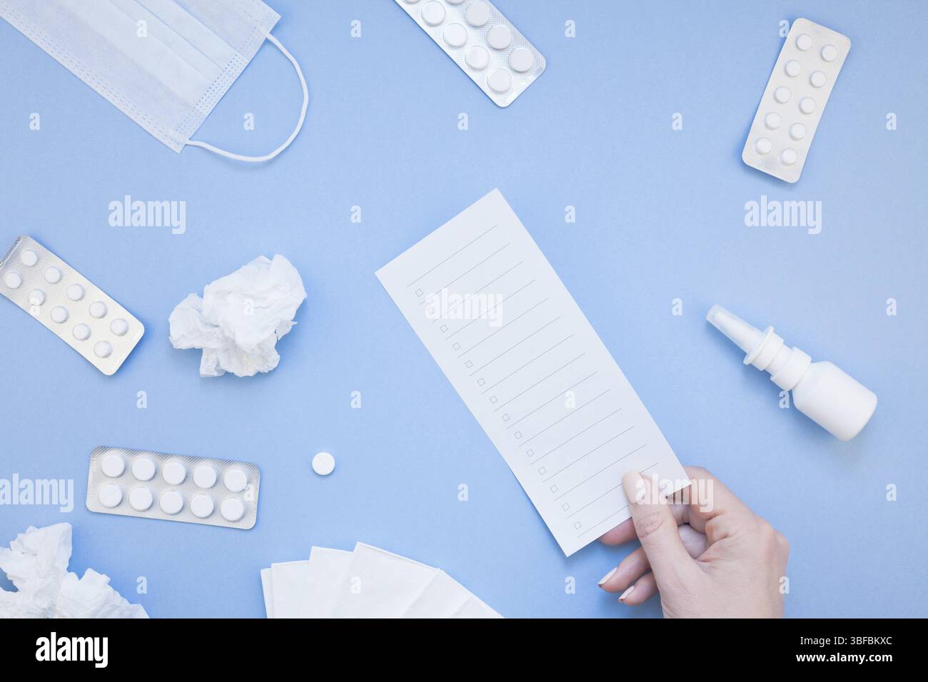 Kreative flach Konzept der saisonale Frühling Allergie mit Servietten, Pillen, Gesichtsmaske, Tropfen in einer Flasche und eine weibliche Hand mit Kopie Raum Hintergrund mi Stockfoto
