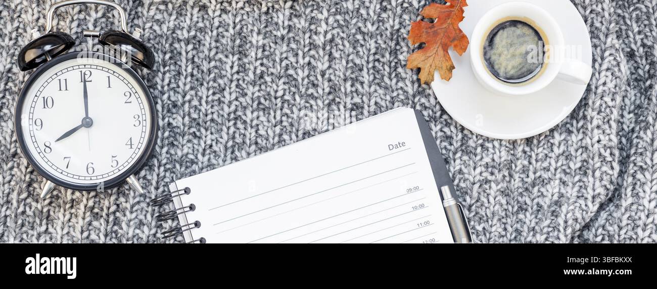 Kreative Herbst flach overhead Draufsicht stilvolle Home Arbeitsbereich mit Planer organizer Kaffeetasse gemütlichen grau gestrickt plaid Lange breite Banner kopieren spac Stockfoto