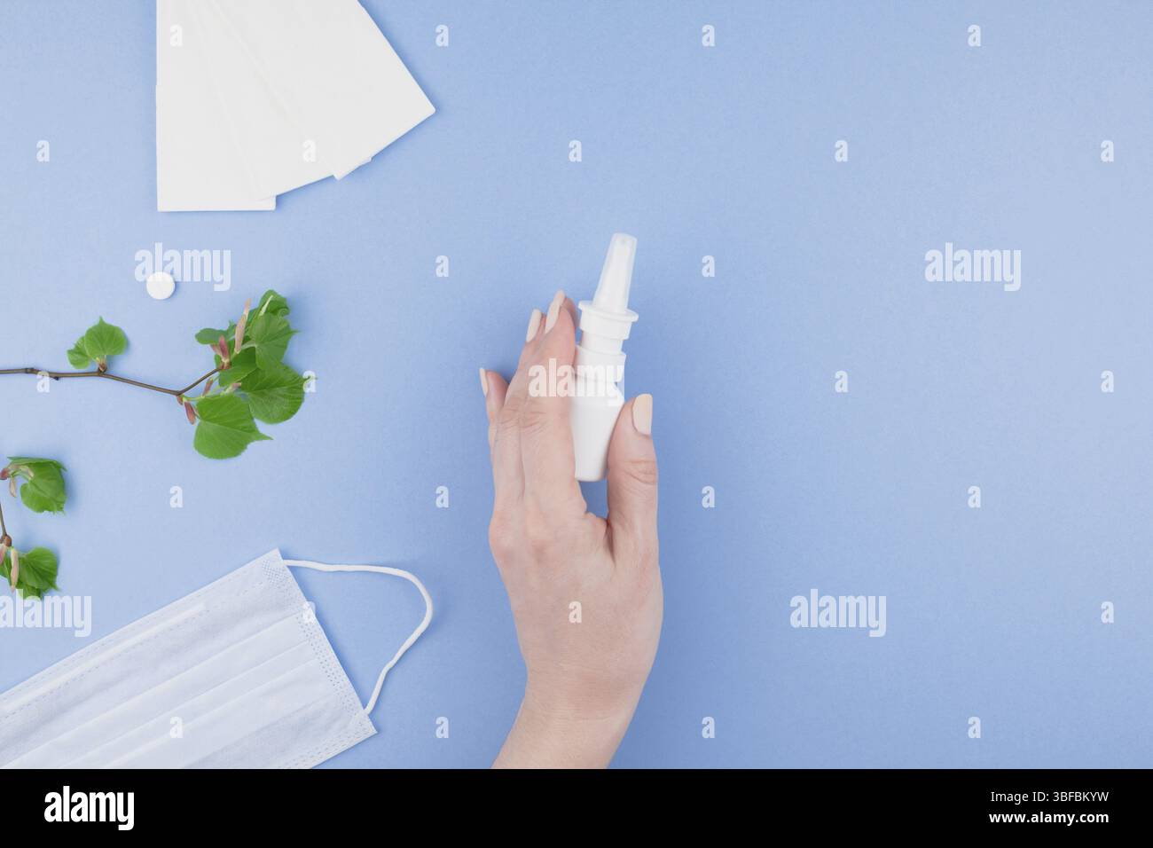 Kreative flach Konzept der saisonale Frühling Pollenallergie mit Servietten, Pillen, Gesichtsmaske, Tropfen in der Flasche und frische grüne Sprossen in eine weibliche Hand Stockfoto