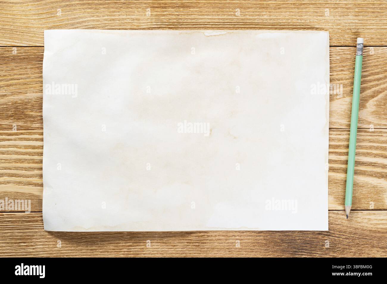 Blatt Papier liegen auf Holztisch. Leeres weißes DIN A4 Papier mit Bleistift. Platz zum Schreiben und Benachrichtigung. Strukturierte natürliche Holz- Hintergrund. Stockfoto