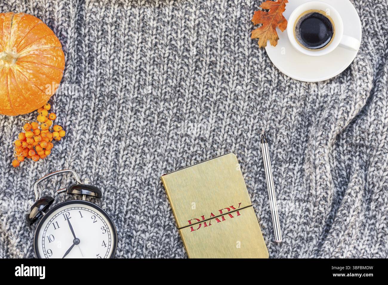 Kreative Herbst flach overhead Draufsicht stilvolle Home Arbeitsbereich mit Notebook Kaffee Tasse gemütlichen grau gestrickt plaid Background Copy space. Herbst Stockfoto