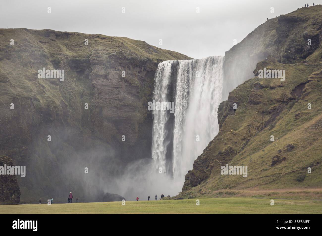 Skogafoss Wasserfall, südlichen Teil Islands, bei bedecktem Wetter Stockfoto