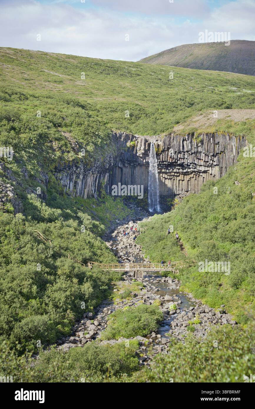Wasserfall Svartifoss in Island unter einem blauen Himmel mit Wolken Stockfoto