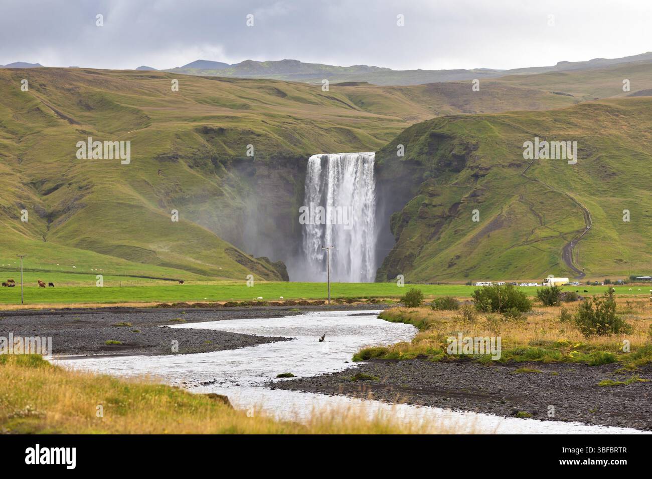 Skogafoss Wasserfall, südlichen Teil Islands, bei bedecktem Wetter Stockfoto