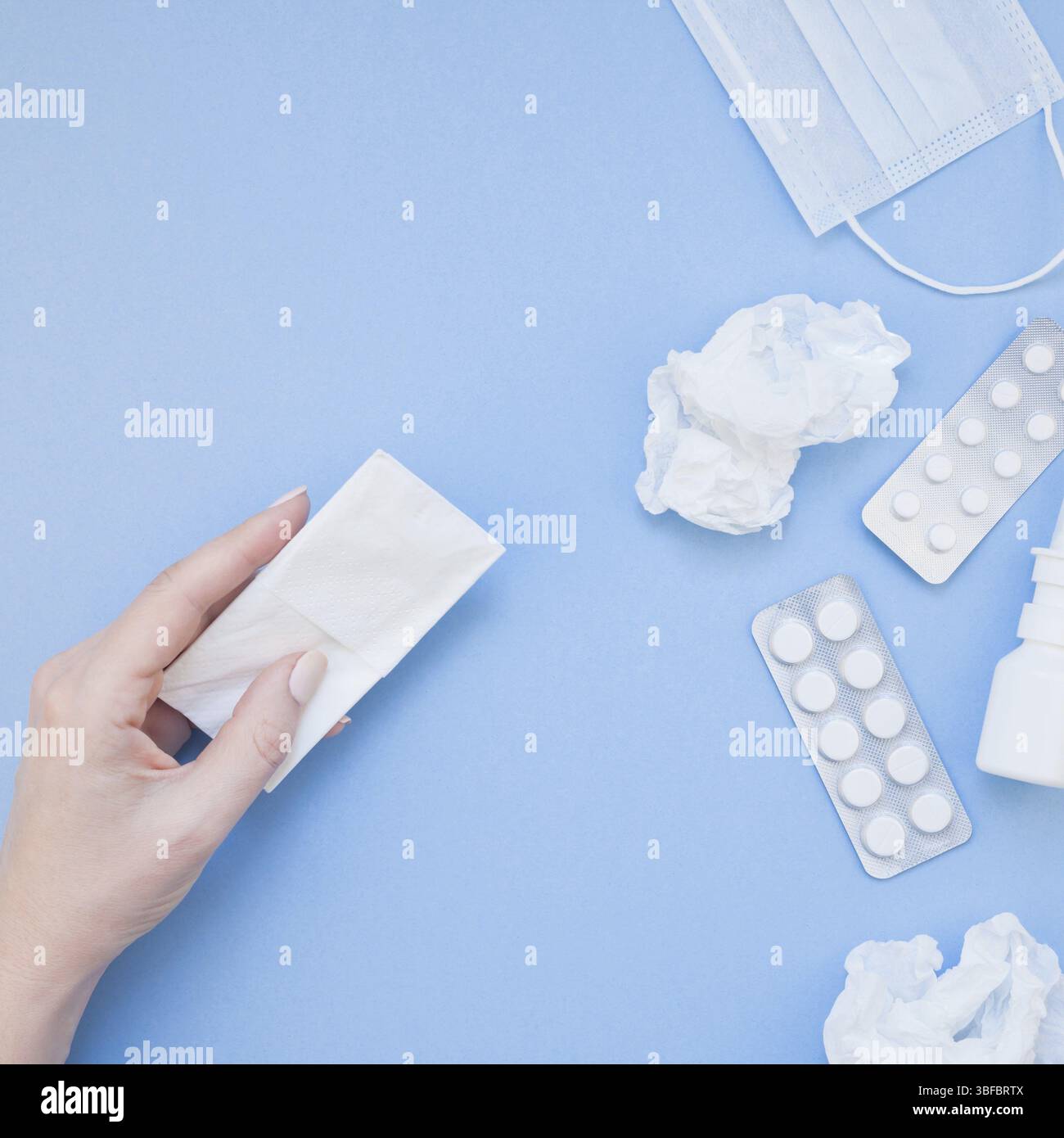 Kreative flach Konzept der saisonale Frühling Allergie mit Servietten, Pillen, Gesichtsmaske, Tropfen in einer Flasche und eine weibliche Hand mit Platz kopieren Raum backgr Stockfoto