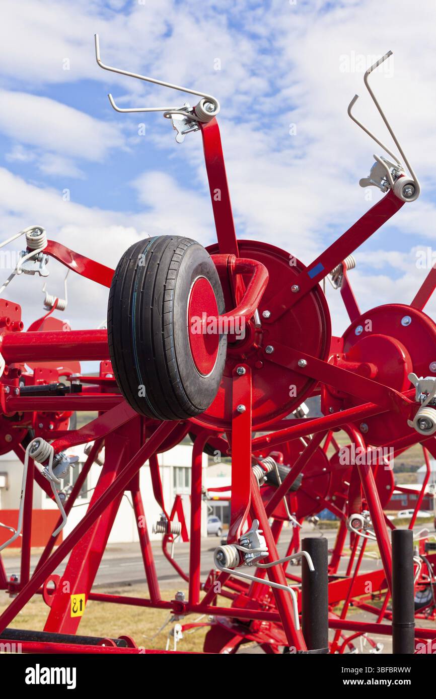 Neue Heu Raker Farm Equipment im freien Verkauf Stockfoto