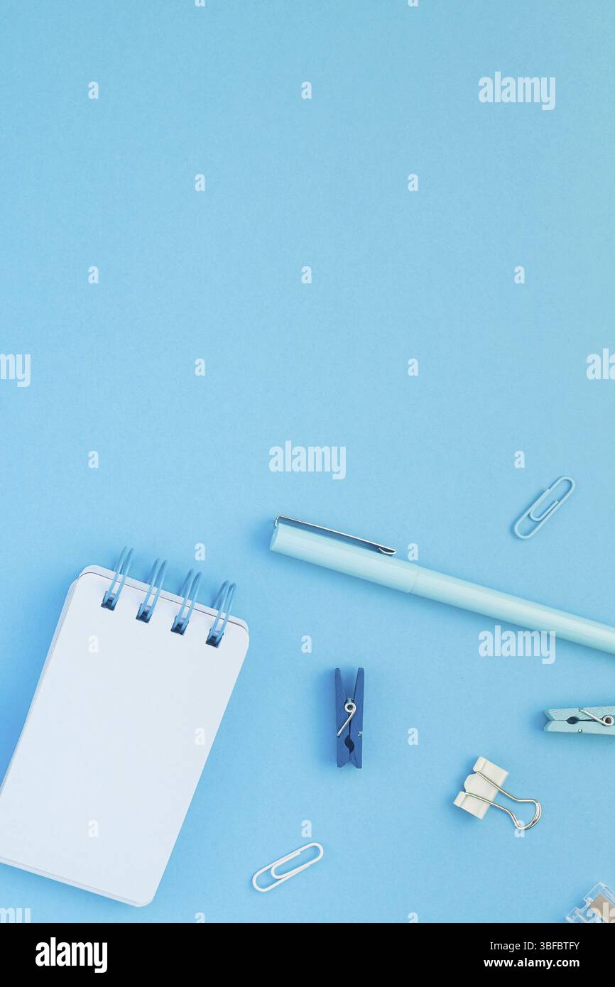 Ansicht von oben flach von Arbeitsbereich Schreibtisch gestalteten Design Schul- und Büromaterial mit Kopie Raum türkis blau Papier Hintergrund minimal Style. Temp. Stockfoto