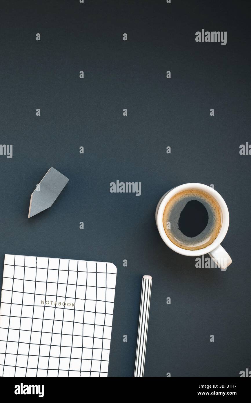 Ansicht von oben flach feminine Schreibtisch Arbeitsbereich mit Kaffee und Büromaterial mit Kopie Raum auf schwarzem Hintergrund. Kreative Vorlage für Blog social media Stockfoto