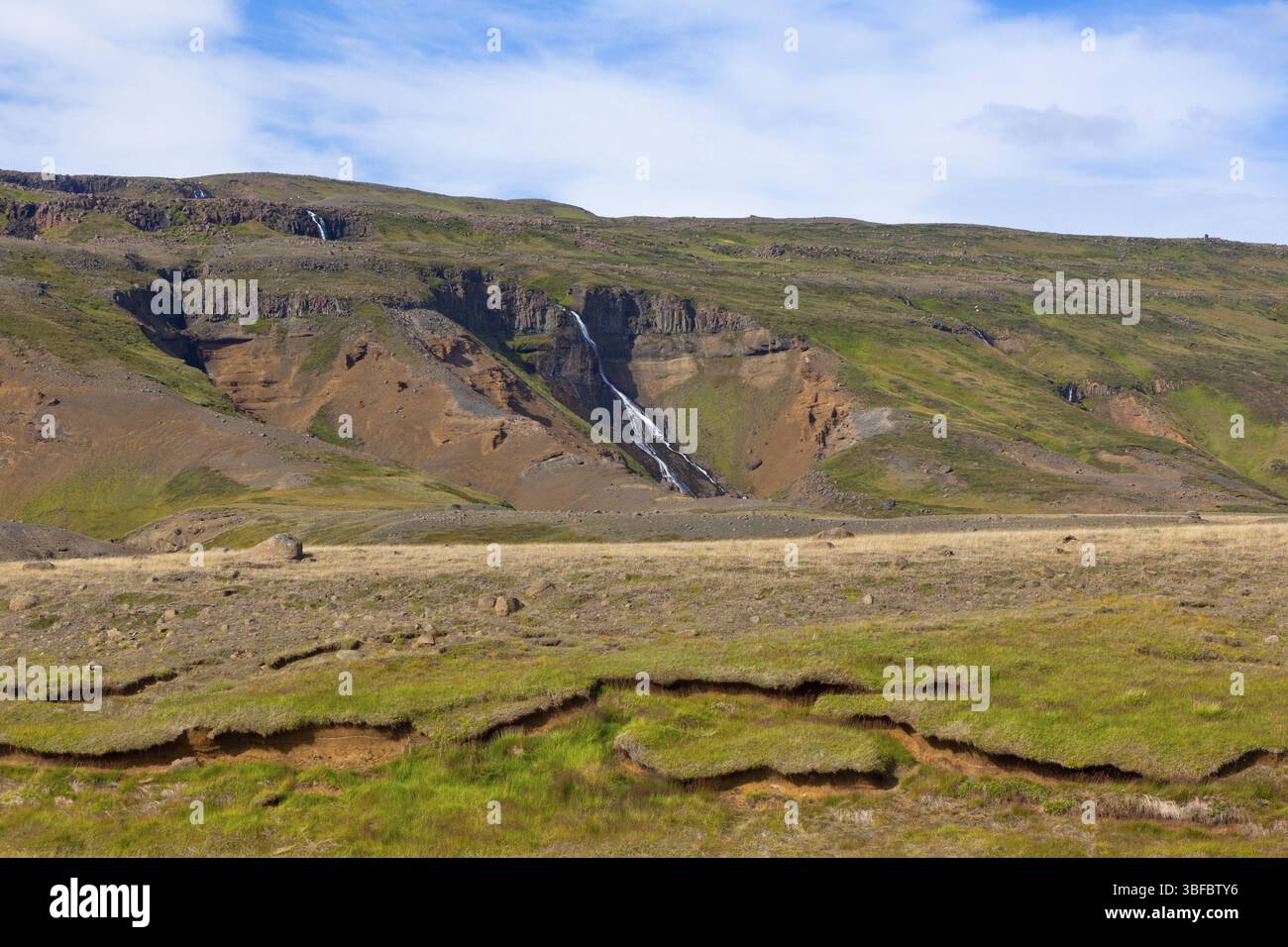 Sommerlandschaft mit Herzform Wasserfall und Bright Blue Sky Island. Horizontalen Schuss Stockfoto