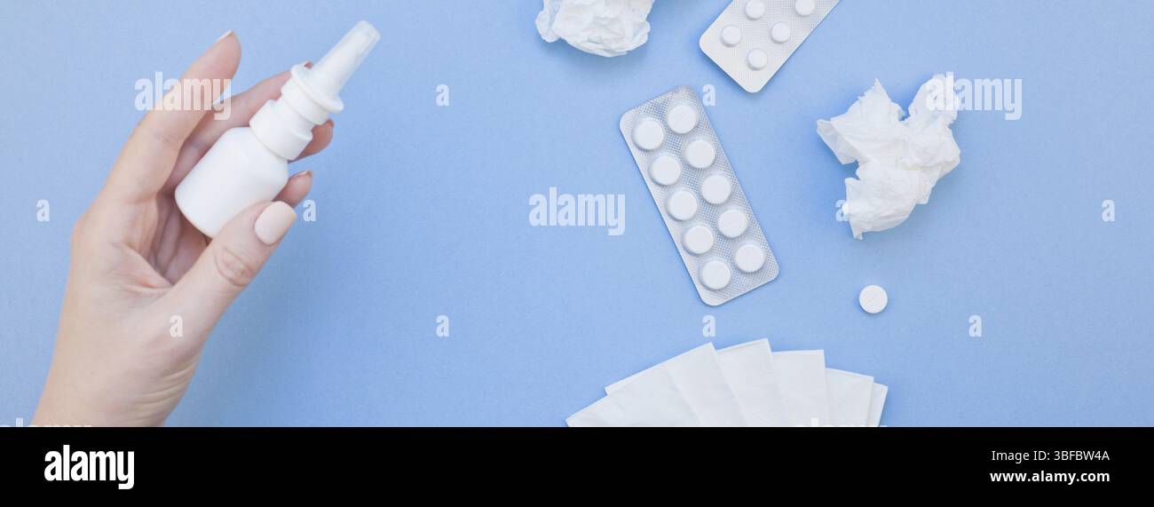 Kreative flach Konzept der saisonale Frühling Allergie mit Servietten, Pillen, Gesichtsmaske, Tropfen in einer Flasche und eine weibliche Hand mit Kopie Raum lange breite Verbot Stockfoto