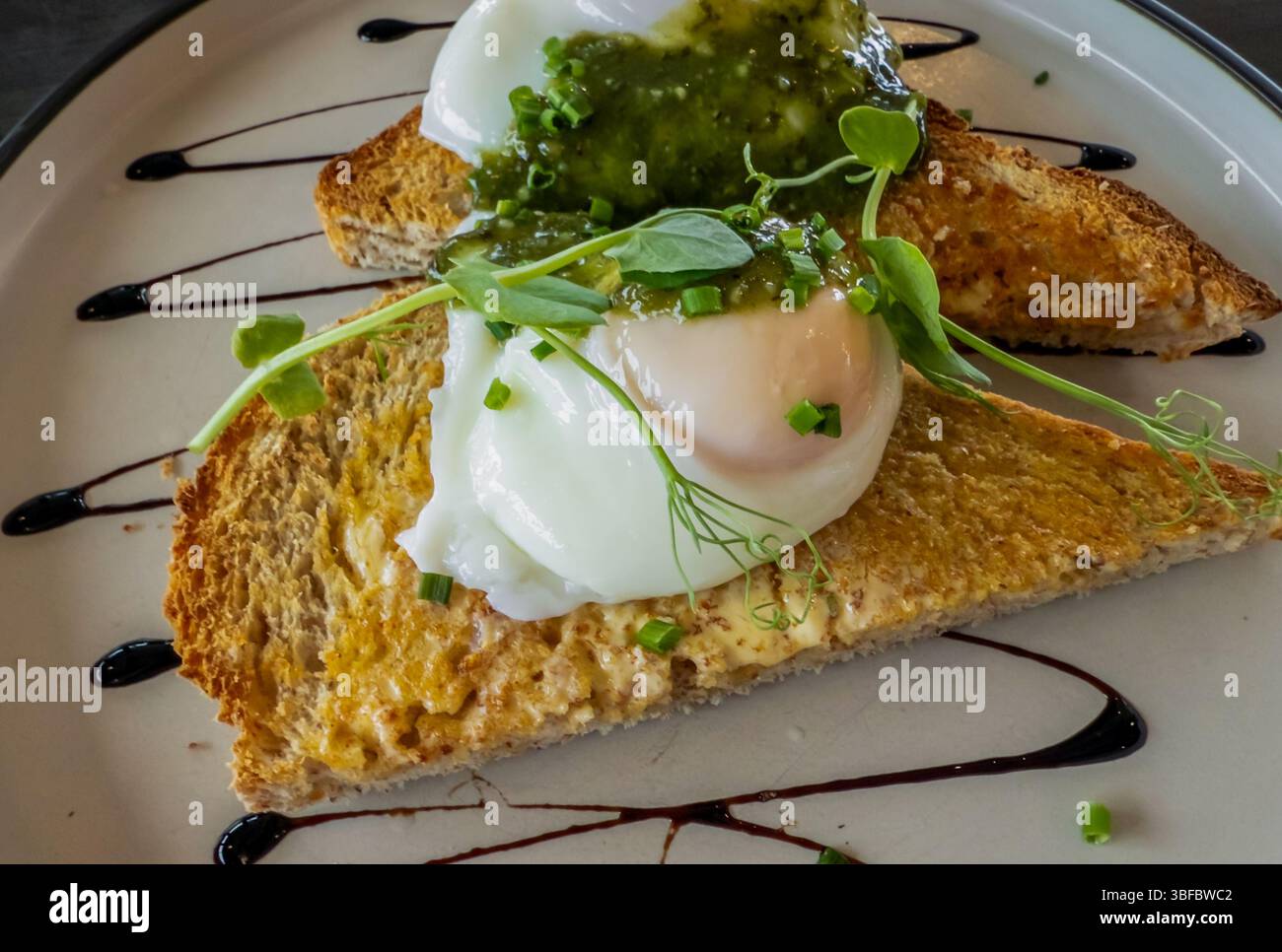 Gesunder Bio Pesto Ei Toast. Neuseeländisches Frühstück Stockfoto