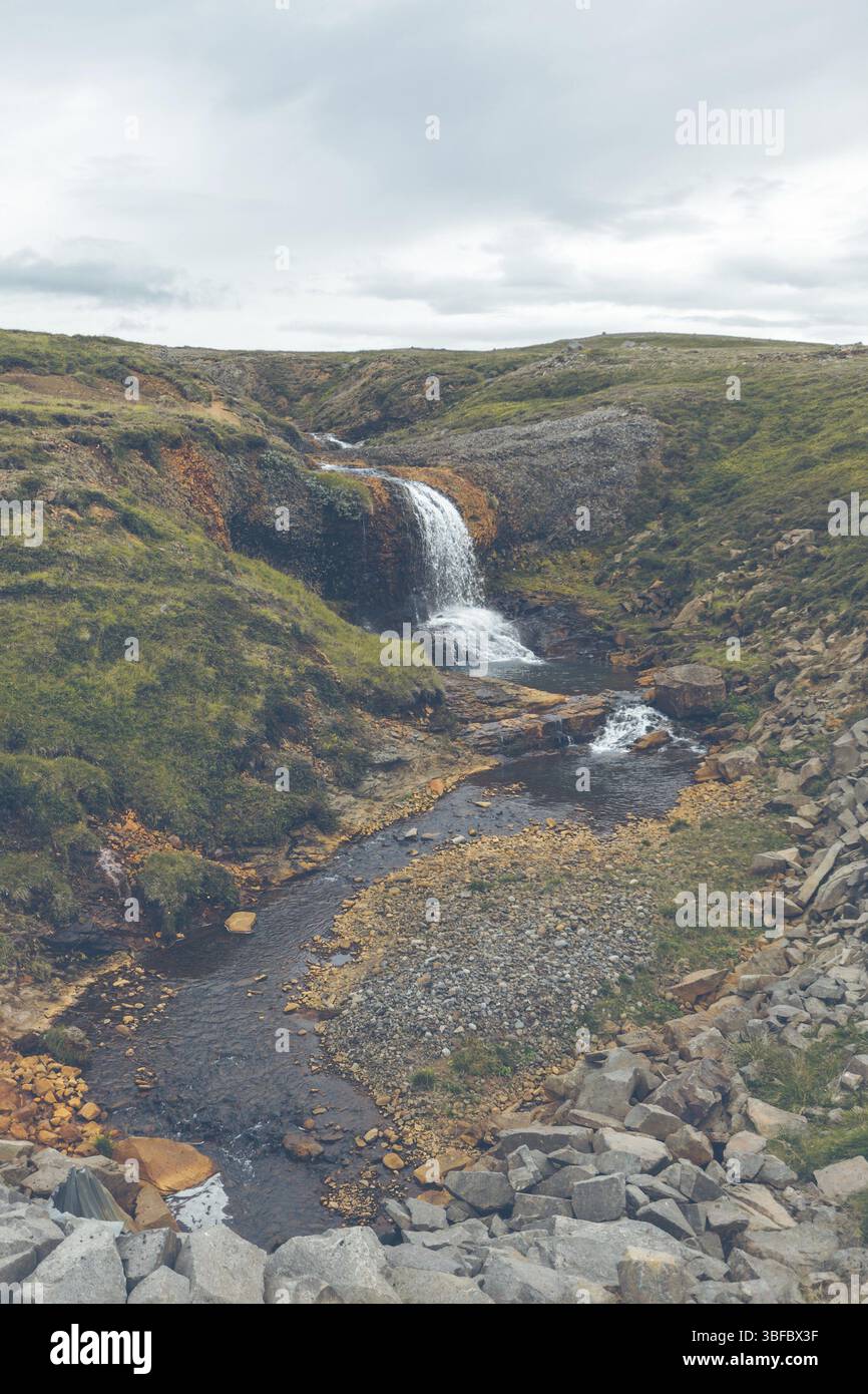 Sommer Island Landschaft mit einem wunderschönen Wasserfall Stockfoto