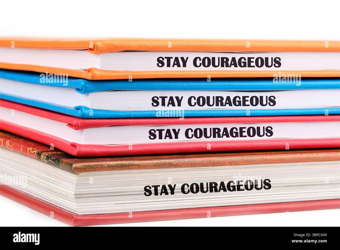 Motivationszitate BLEIBEN MUTIG. Stockfoto