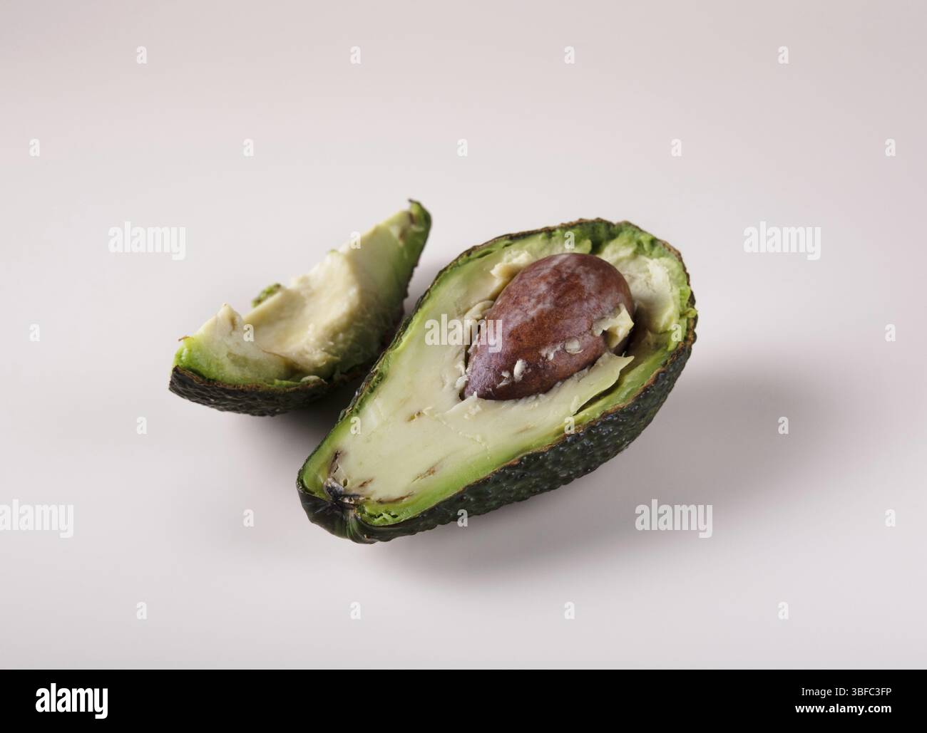 Reife Avocadoscheiben auf weißem Hintergrund Stockfoto