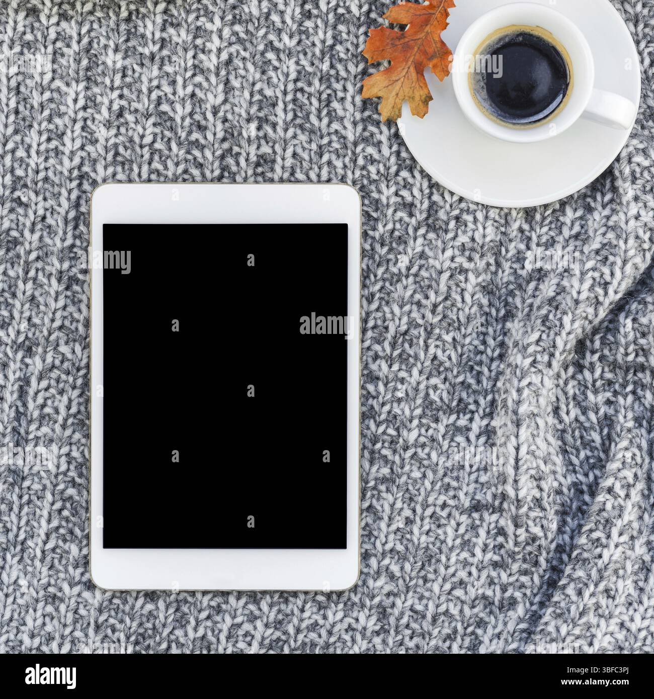 Kreative square Herbst flach overhead Draufsicht stilvolle Home Arbeitsbereich mit Tablet-PC Kaffee Tasse gemütlichen grau gestrickt plaid Background Copy space Stockfoto