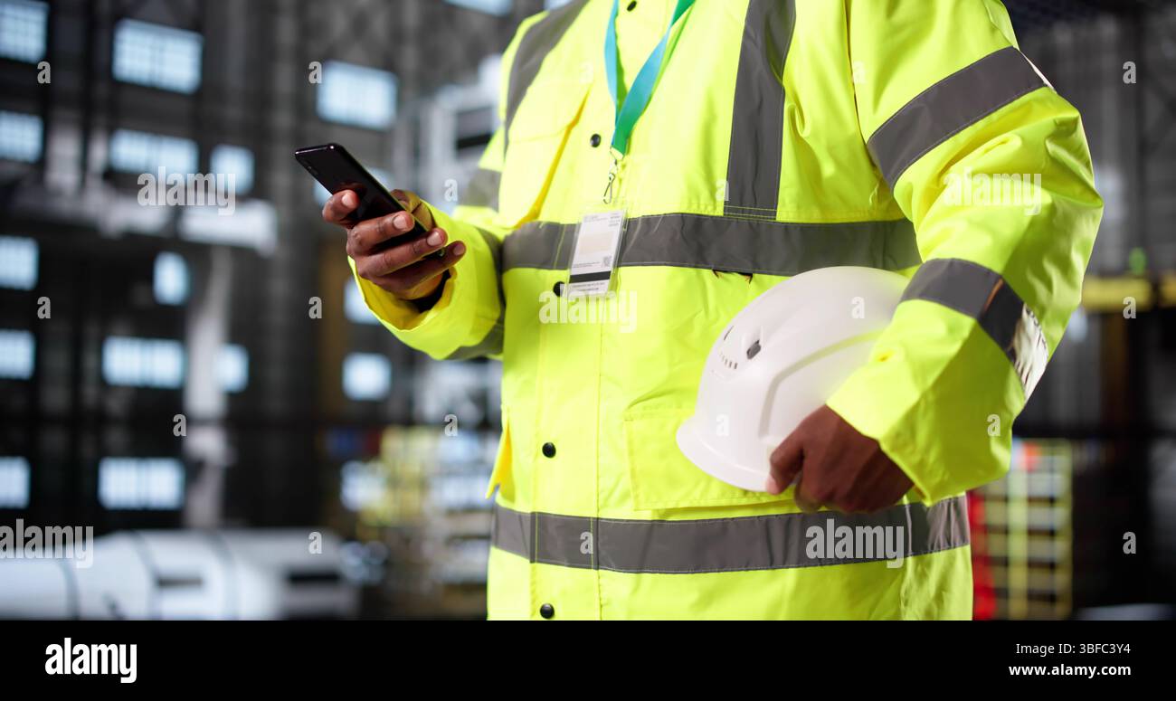 Afroamerikaner In Hardhat Baut Rakete Im Engineering Center. Stockfoto
