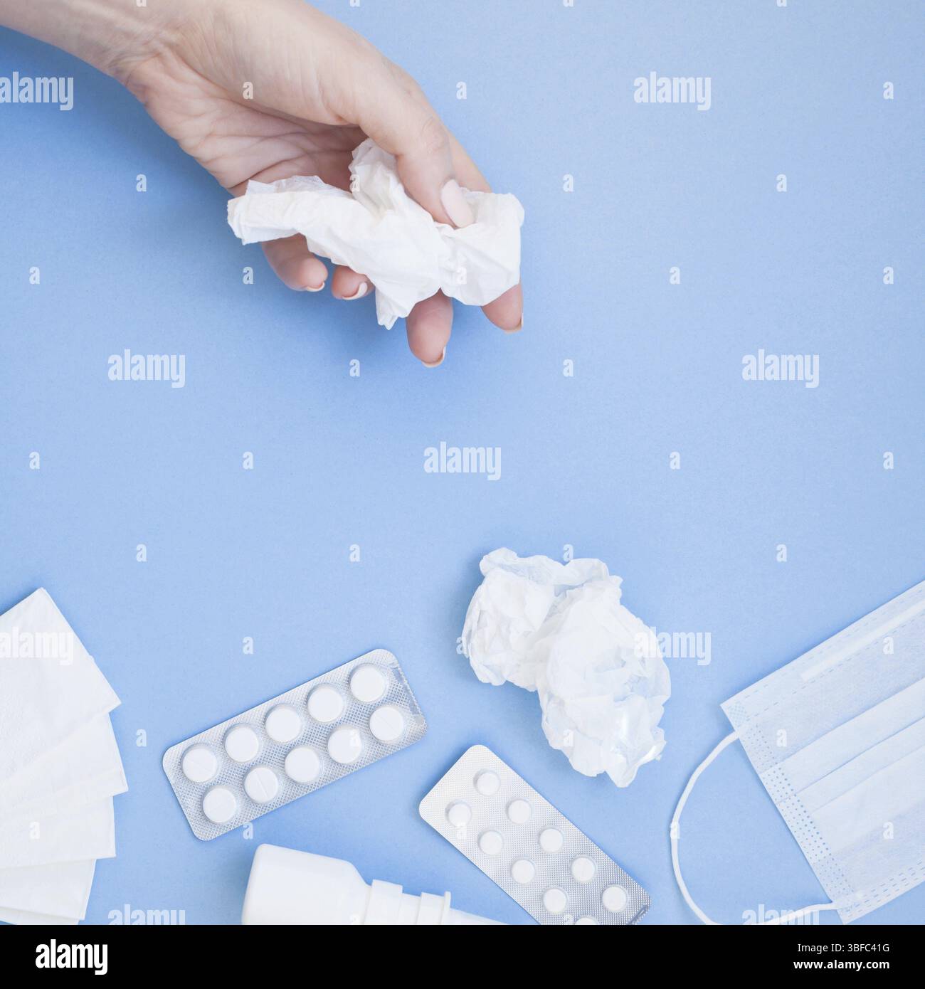 Kreative flach Konzept der saisonale Frühling Allergie mit Servietten, Pillen, Gesichtsmaske, Tropfen in einer Flasche und eine weibliche Hand mit Platz kopieren Raum backgr Stockfoto