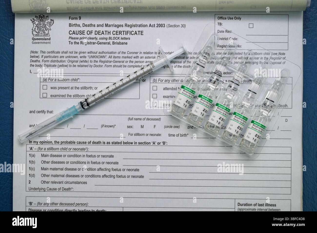 Todesursache-Zertifikat, eingeschränkte S8-Opiat-Suchtmittel Morphin, Drogenmissbrauch und -sucht, verschreibungspflichtige Überdosierung und Tod Stockfoto