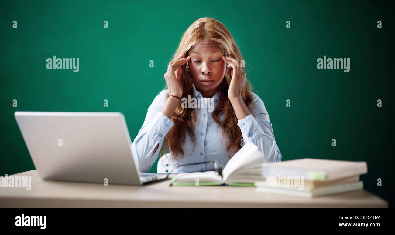 Müder Mathe-Student Teen Mit Kopf-Ache Und Schmerzen Im Schlaf. Mathe Tutor Teaching College Student Mathematics Stockfoto