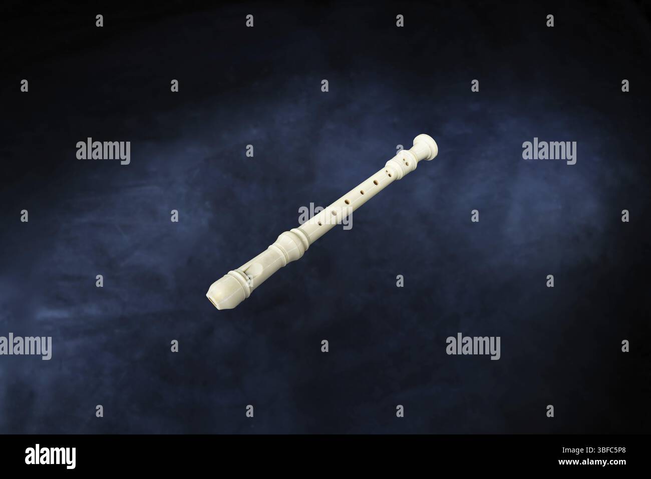 Weißes Holzbläser-Musikinstrument Sopranflöte-Blockflöte auf schwarzem Hintergrund Stockfoto