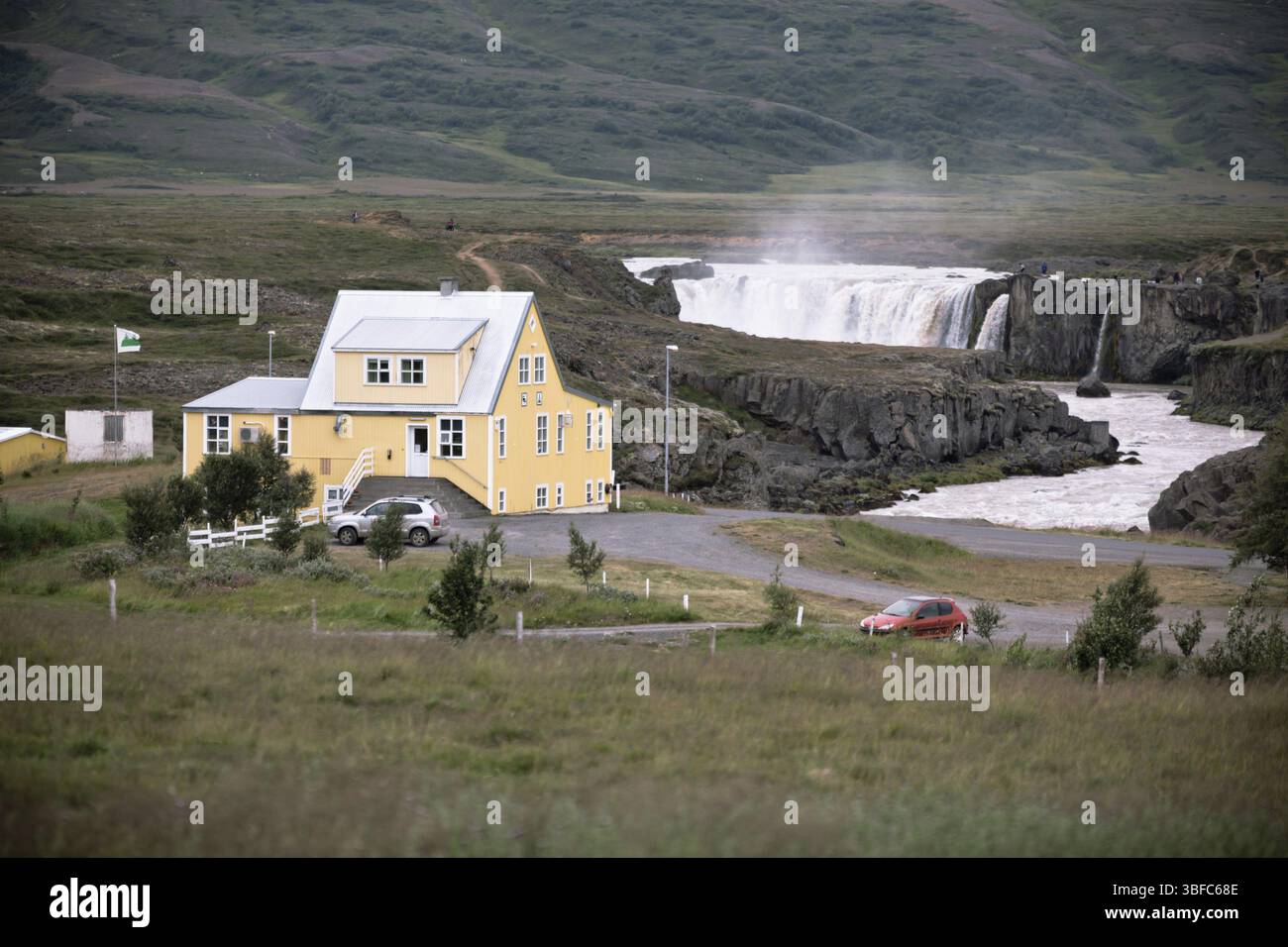 Godafoss Wasserfall in Island bei bewölktem Wetter. Horizontale Aufnahme Stockfoto