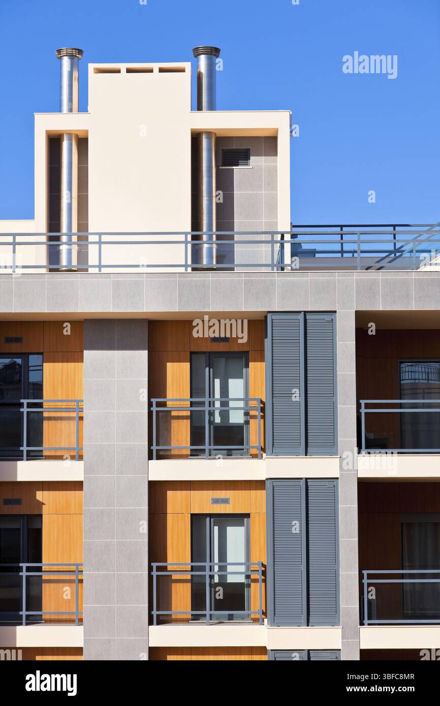 Neues Resort Appartementhaus gegen strahlend blauen Himmel. Vertikale erschossen Stockfoto