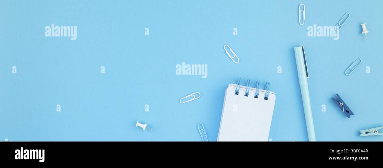 Ansicht von oben flach von Arbeitsbereich Schreibtisch gestalteten Design Schul- und Büromaterial mit Kopie Raum türkis blau Papier Hintergrund minimal Style. Lange Stockfoto