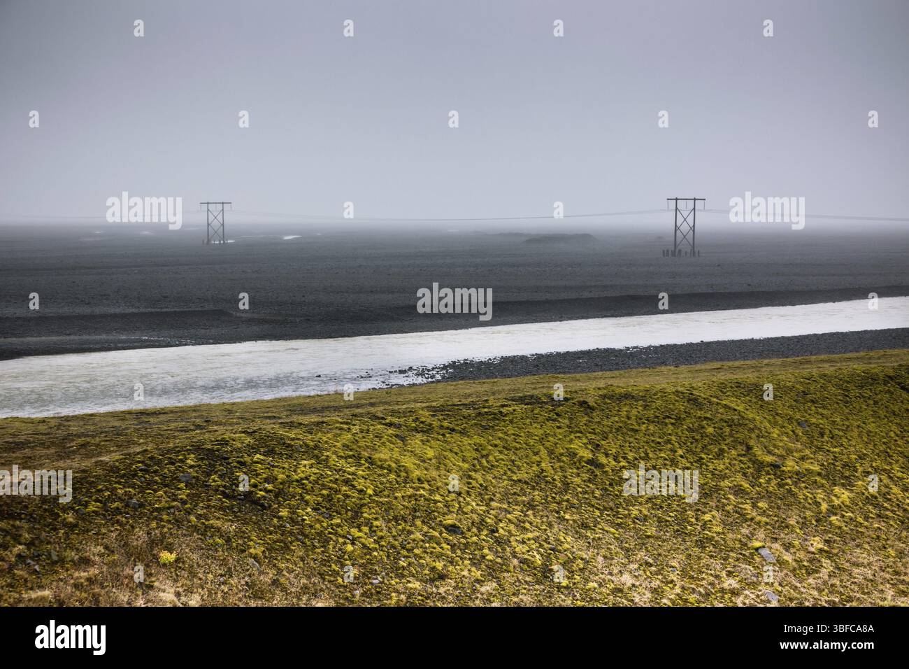 Island-Landschaft: schwarze vulkanische Asche Feld, Fluss und Moos am bewölkten Tag Stockfoto