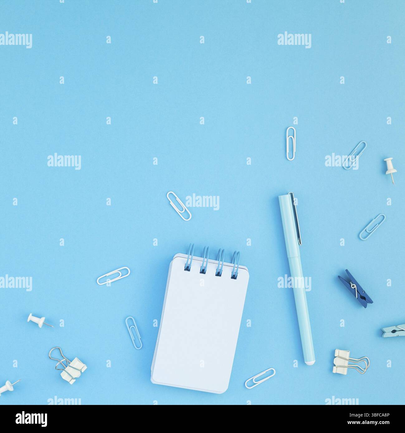 Ansicht von oben flach von Arbeitsbereich Schreibtisch gestalteten Design Schul- und Büromaterial mit Kopie Raum türkis blau Papier Hintergrund minimal Style. Squa Stockfoto