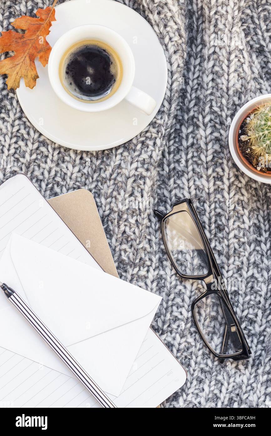 Kreative Herbst flach overhead Draufsicht stilvolle Home Arbeitsbereich mit Notebook Kaffee Tasse gemütlichen grau gestrickt plaid Background Copy space. Herbst Stockfoto