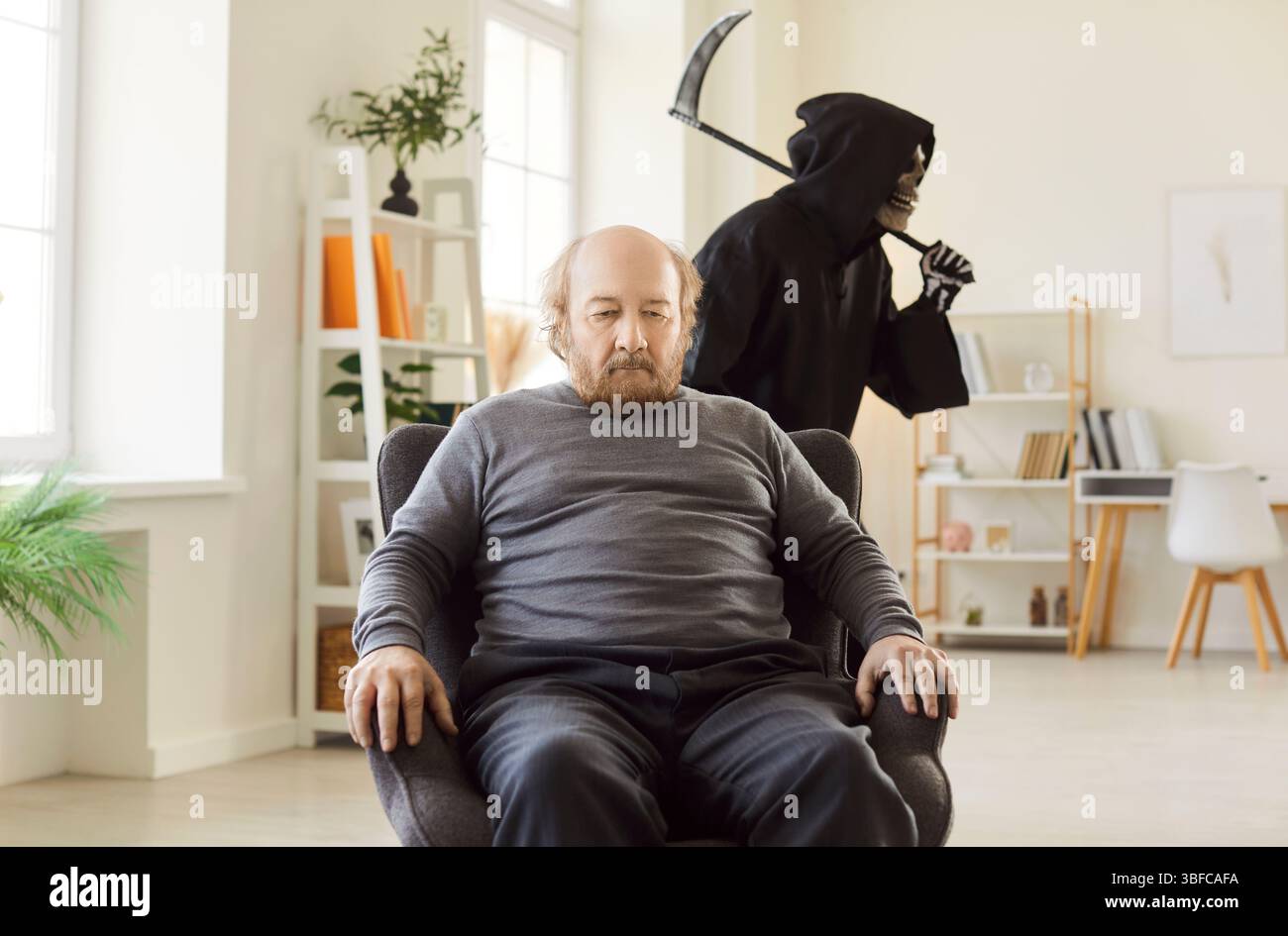Senior Mann erwartet, stirbt, Sensenmann des Todes mit Sense findet neues Opfer, Patient Stockfoto