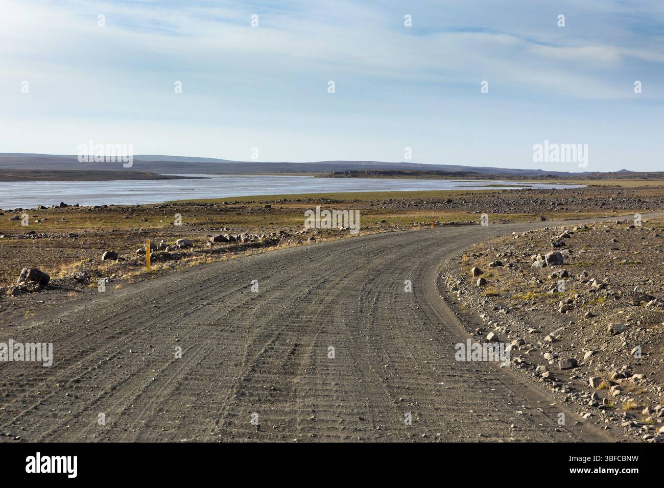 Island-Feldweg durch Steinfeld und einem Fluss. Strahlend blauer Himmel Stockfoto