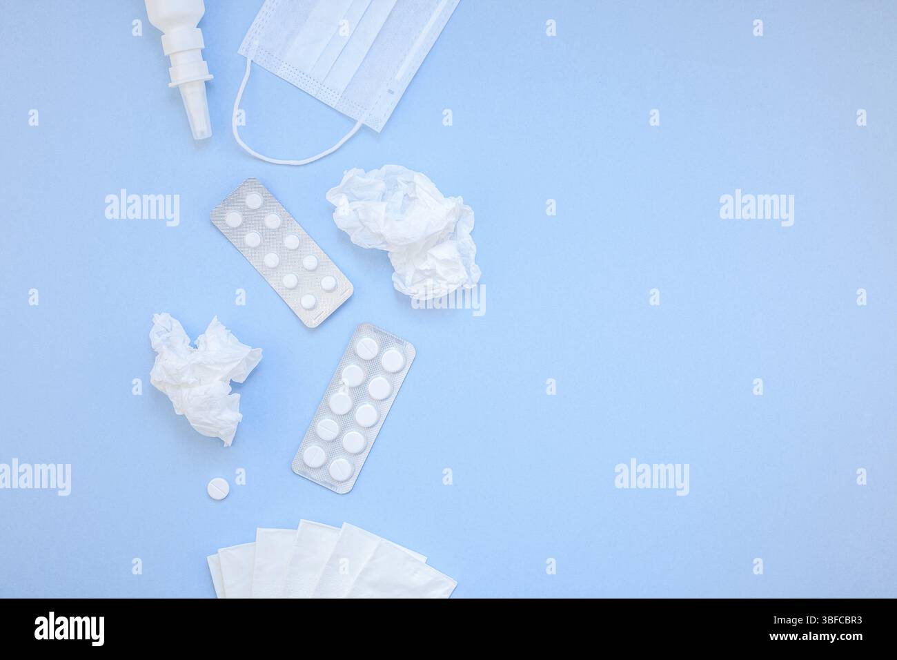 Kreative flach Konzept der saisonale Frühling Allergie mit Servietten, Pillen, Gesichtsmaske und Tropfen in einer Flasche mit Kopie Raum Hintergrund minimal Style, Te Stockfoto