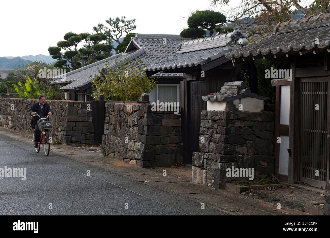 Straßen gesäumt von Stein- und Erdmauern des ehemaligen Samurai-Gebiets des Preservation District mit traditionellen Gebäuden in Hagi, Yamaguchi, Japan. Stockfoto