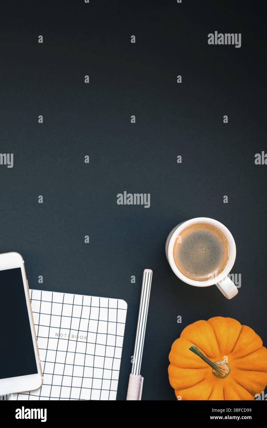 Ansicht von oben flach der weiblichen Schreibtisch Arbeitsbereich mit Smartphone Notizblock und Kaffee Tasse mit Kopie Raum auf schwarzem Hintergrund. Für blog Social medi Vorlage Stockfoto