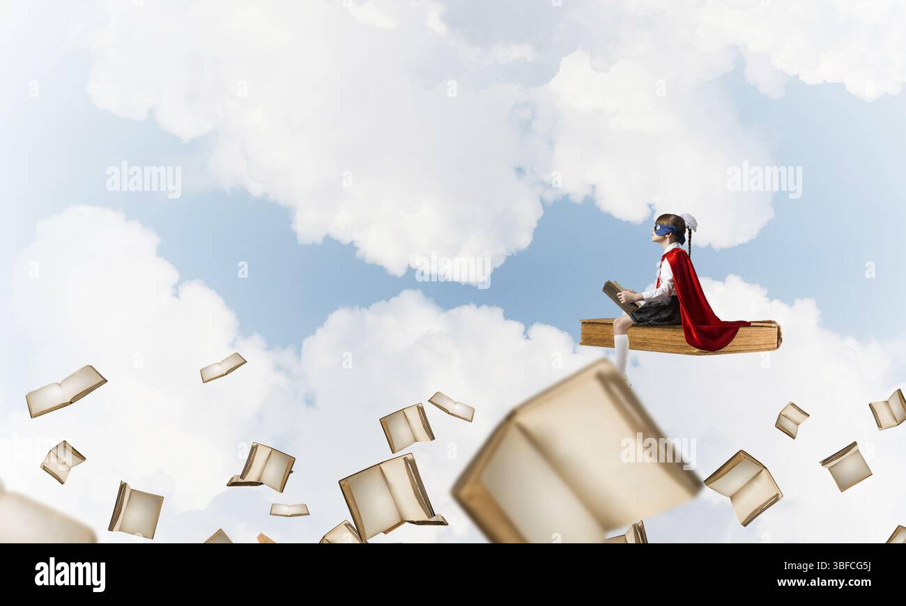 Girl Power Konzept mit cute kid Wächter gegen cloudscape Hintergrund Stockfoto