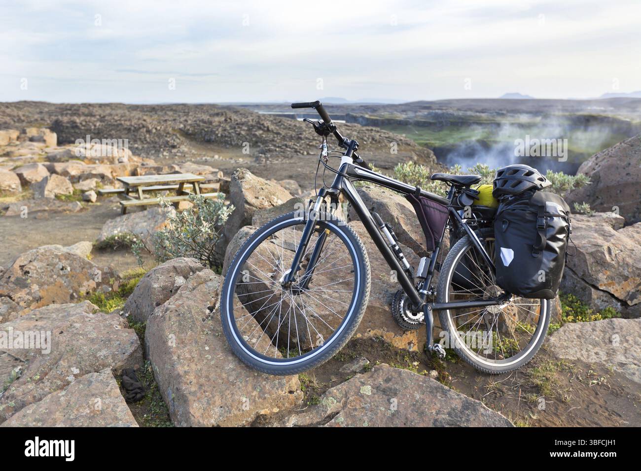 Fahrrad mit aktiven Geräten bei Island Berge Szene. Horizontalen Schuss Stockfoto