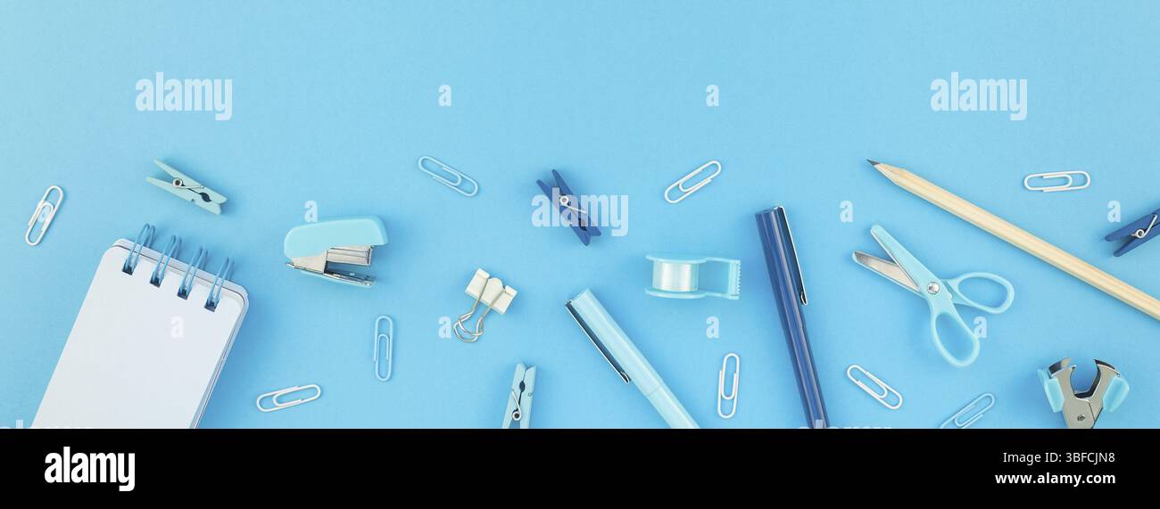 Ansicht von oben flach von Arbeitsbereich Schreibtisch gestalteten Design Schul- und Büromaterial mit Kopie Raum türkis blau Papier Hintergrund minimal Style. Lange Stockfoto