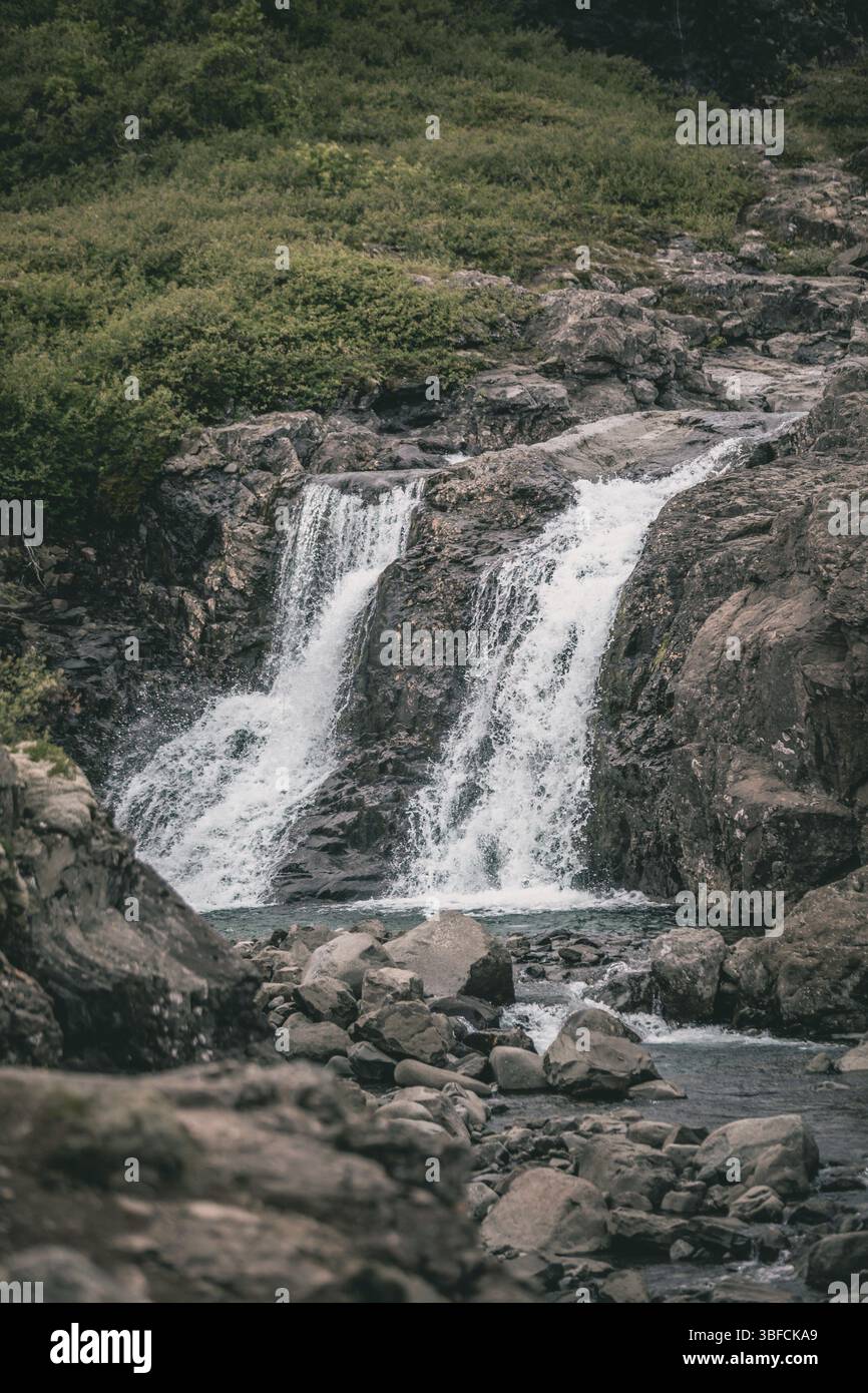 Sommer Island Landschaft mit einem wunderschönen Wasserfall Stockfoto
