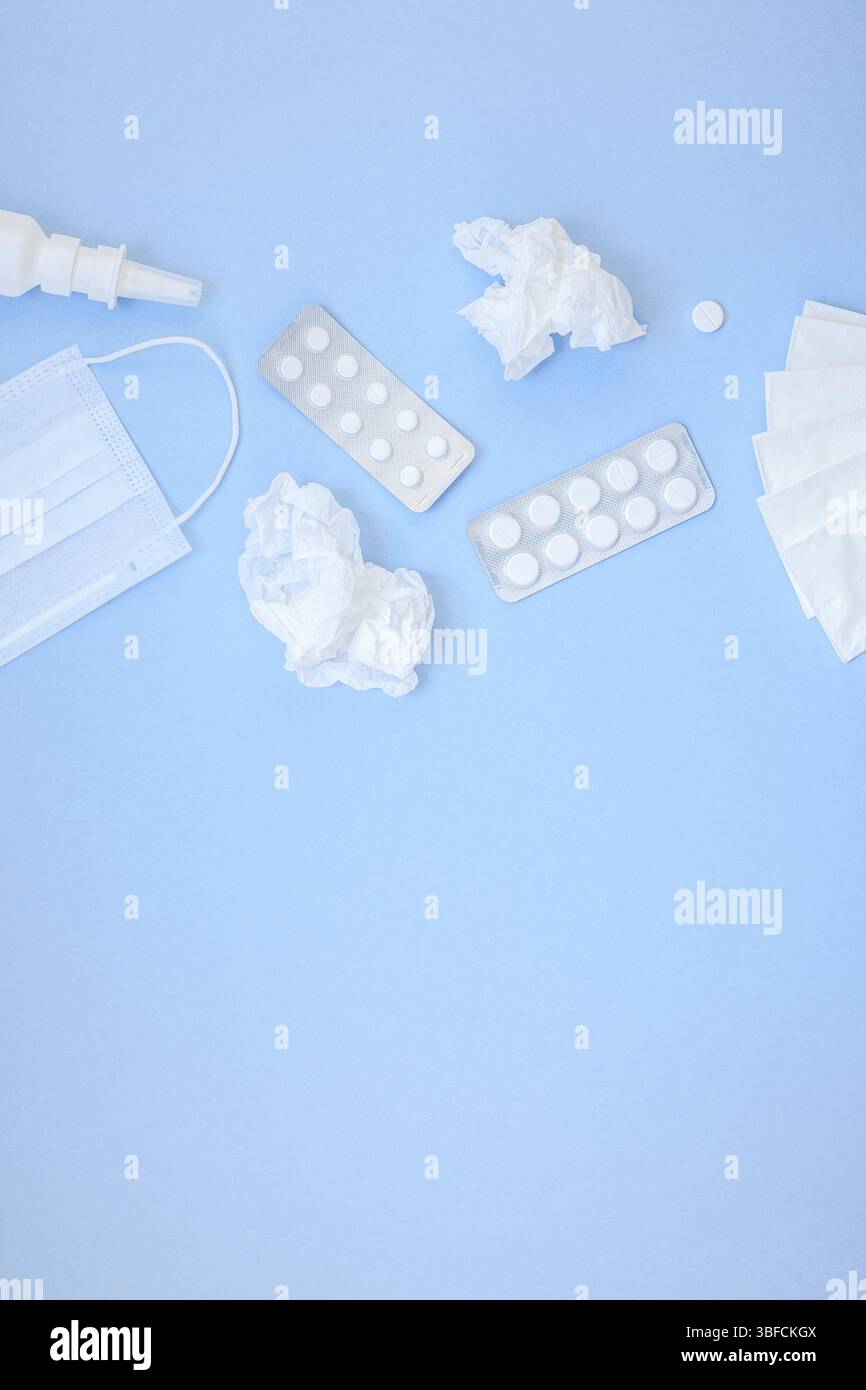 Kreative flach Konzept der saisonale Frühling Allergie mit Servietten, Pillen, Gesichtsmaske und Tropfen in einer Flasche mit Kopie Raum Hintergrund minimal Style, Te Stockfoto